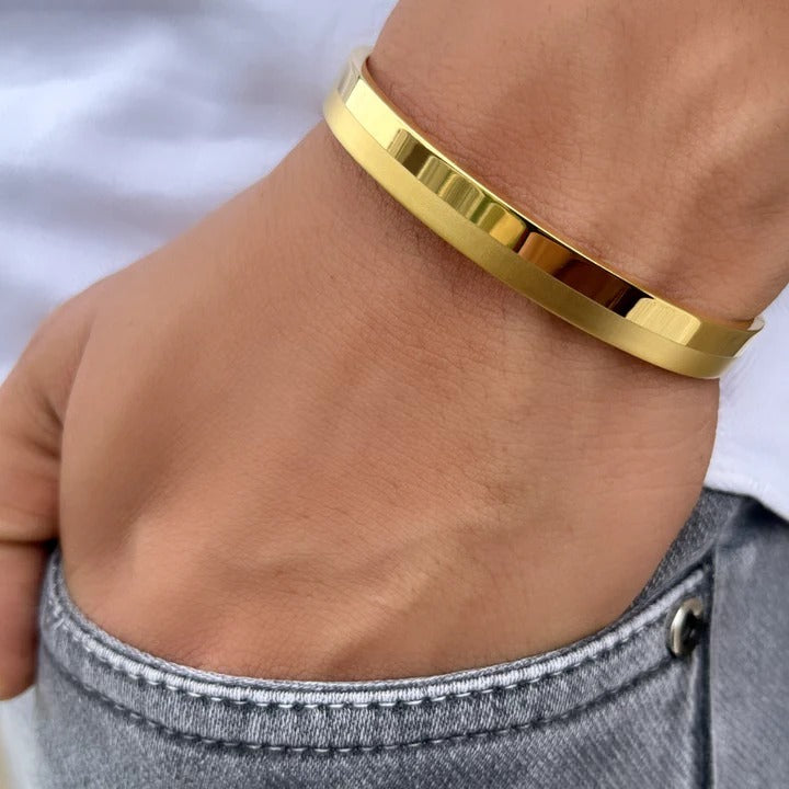 Classy Design Gold Bracelet