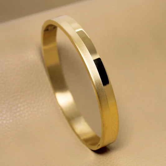 Classy Design Gold Bracelet