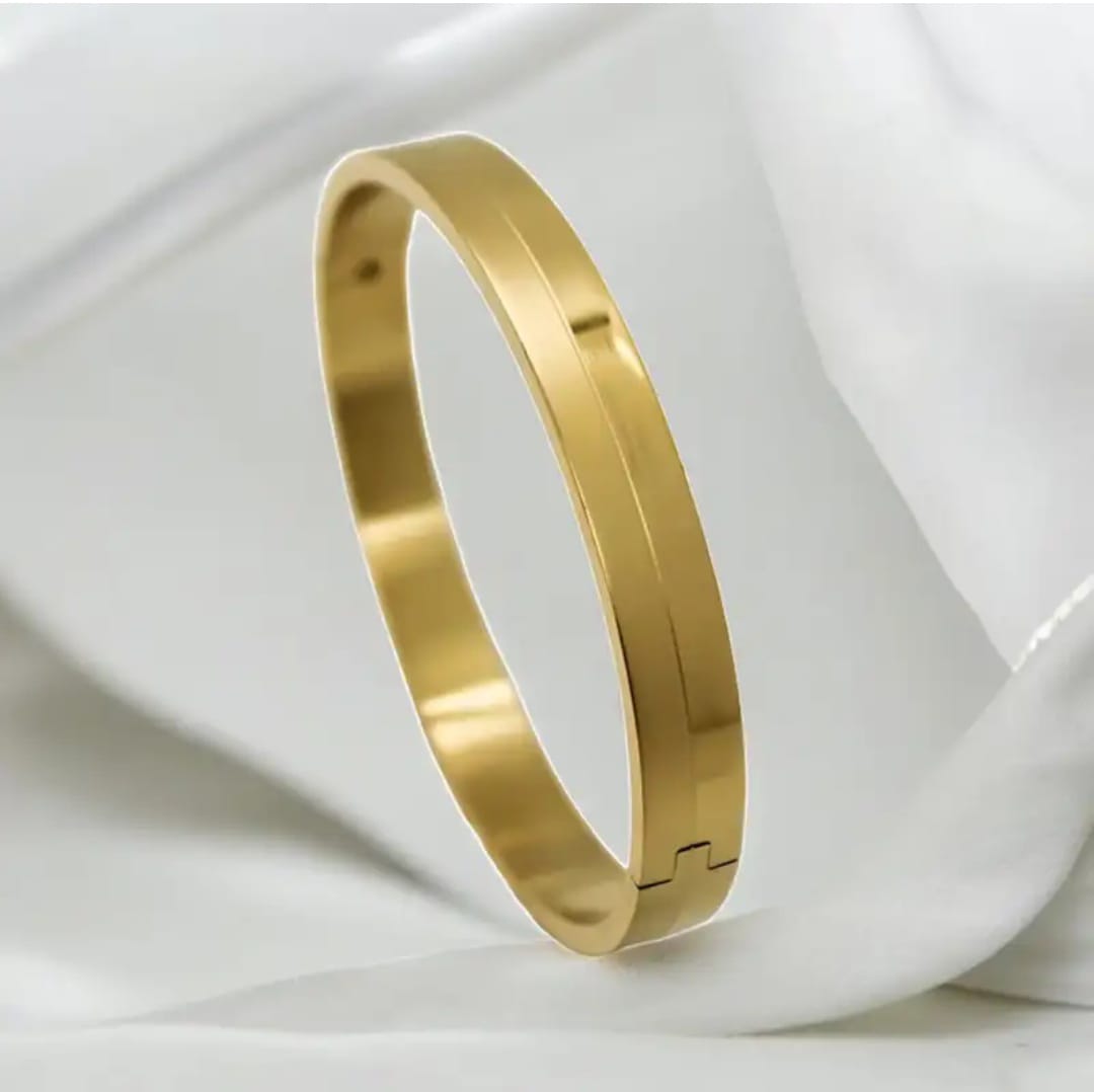 Classy Design Gold Bracelet